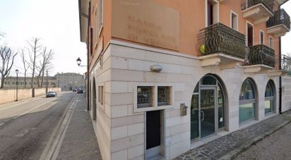 Negozio / locale commerciale di 225 m² in Roverbella (46048)