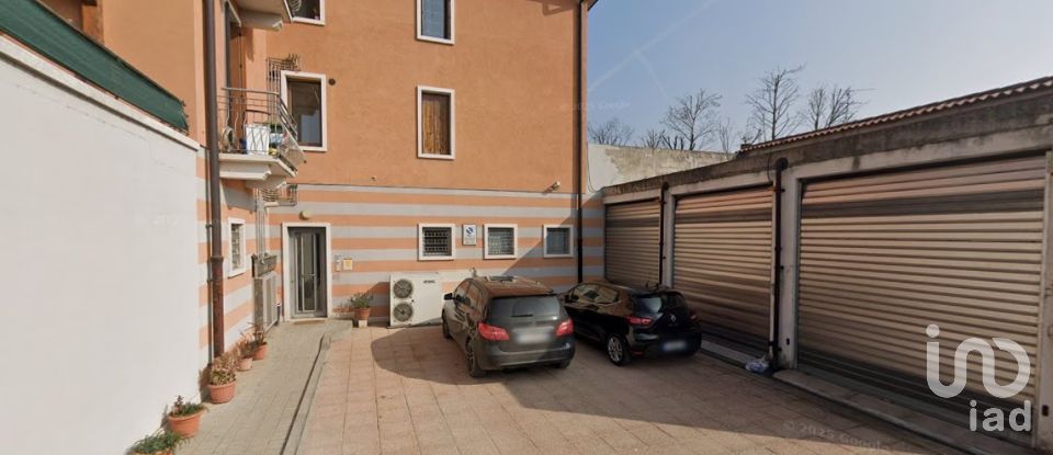 Negozio / locale commerciale di 225 m² in Roverbella (46048)