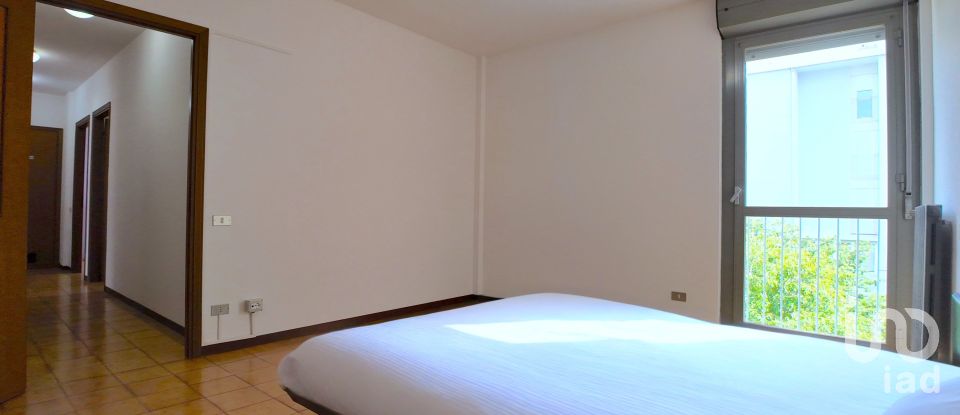 Apartment 7 rooms of 125 m² in Genova (16157)