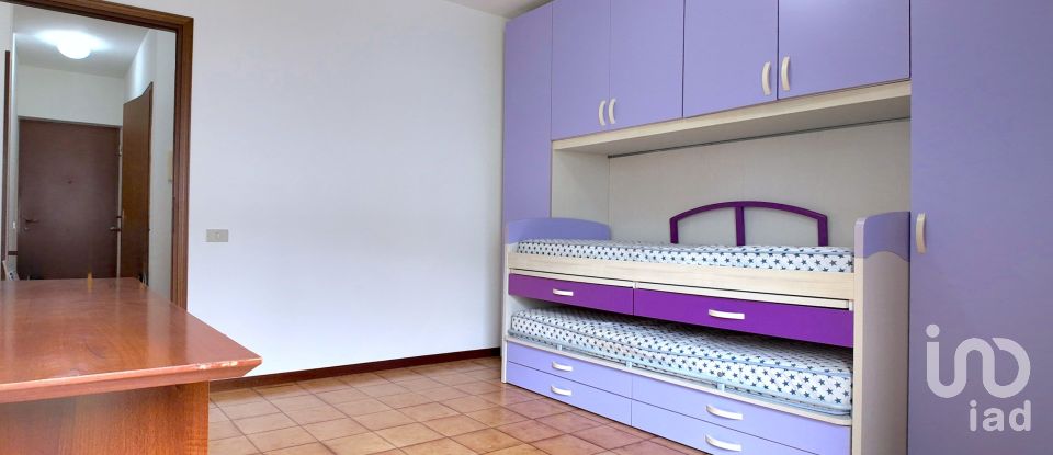 Apartment 7 rooms of 125 m² in Genova (16157)