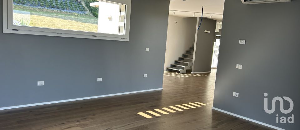 Casale 4 locali di 220 m² in Macerata (62100)