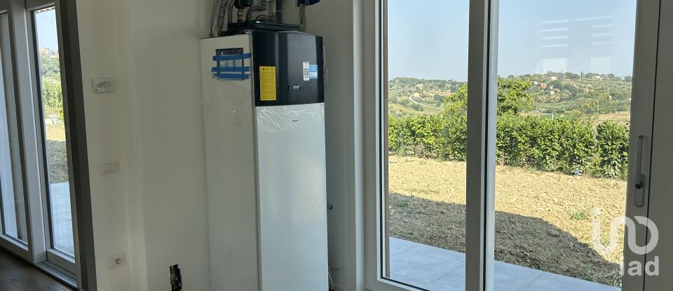 Casale 4 locali di 220 m² in Macerata (62100)