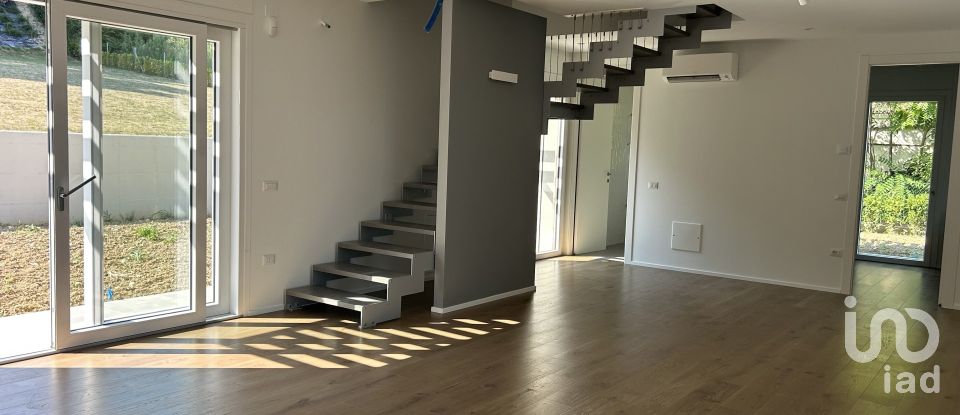 Casale 4 locali di 220 m² in Macerata (62100)