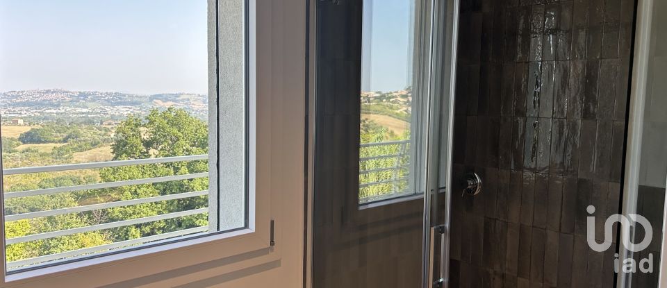 Casale 4 locali di 220 m² in Macerata (62100)