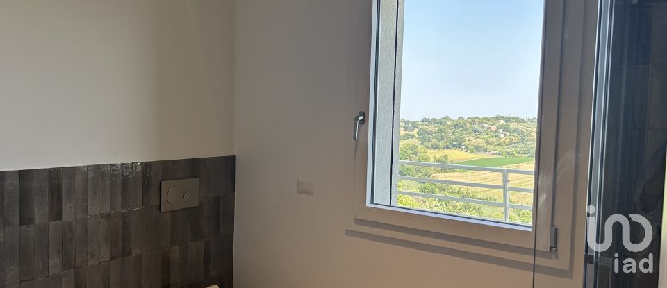 Casale 4 locali di 220 m² in Macerata (62100)