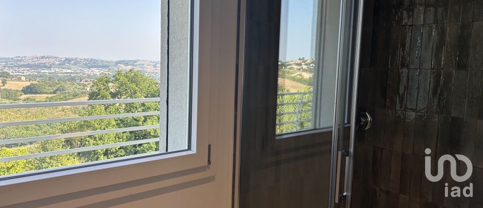 Casale 4 locali di 220 m² in Macerata (62100)