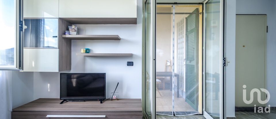 Apartment 5 rooms of 80 m² in Genova (16162)