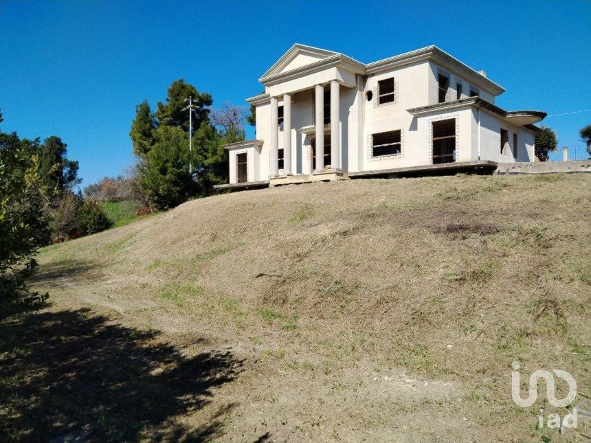 Casa indipendente 0 locali di 2.460 m² in Montegranaro (63812)