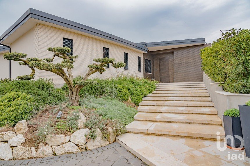 Casale 5 locali di 350 m² in Fermo (63900)