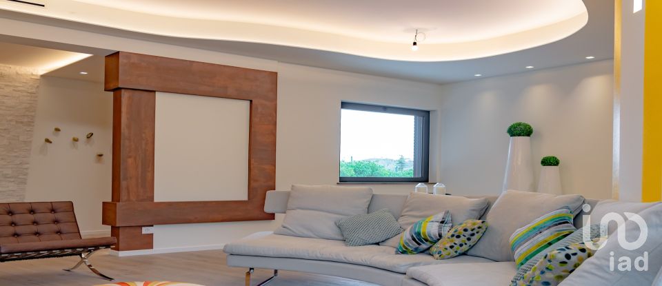 Casale 5 locali di 350 m² in Fermo (63900)