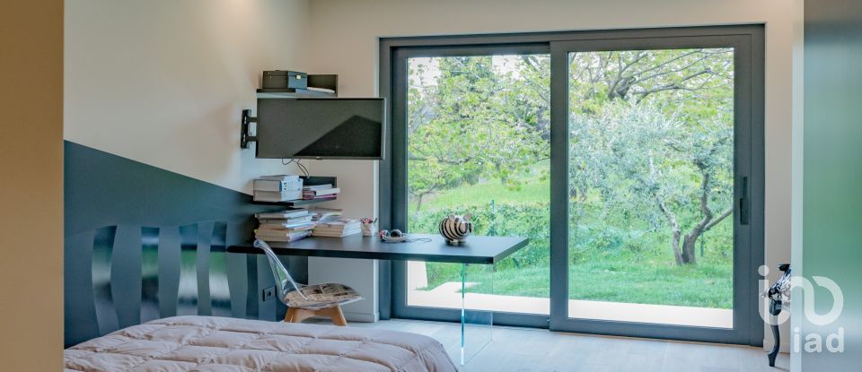 Casale 5 locali di 350 m² in Fermo (63900)