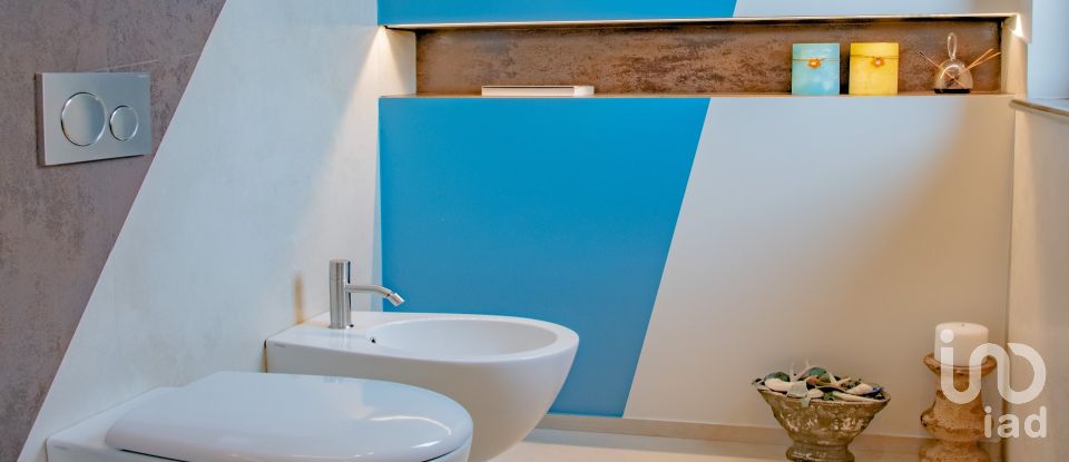 Casale 5 locali di 350 m² in Fermo (63900)