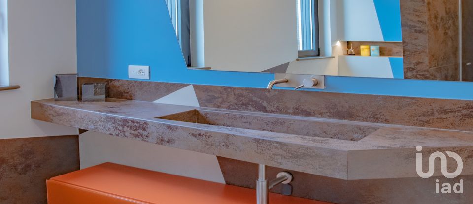 Casale 5 locali di 350 m² in Fermo (63900)