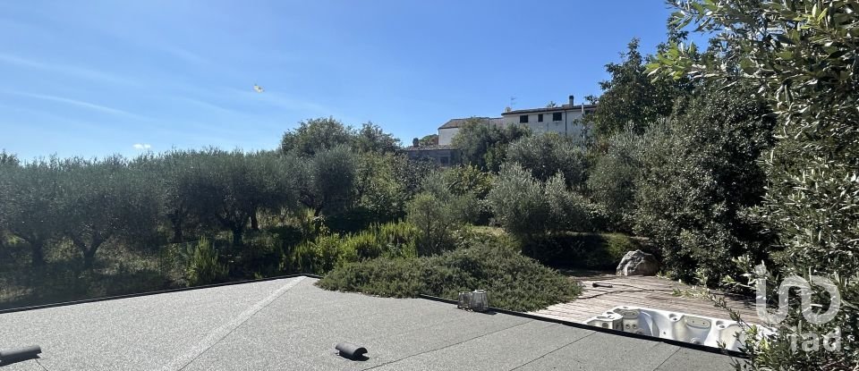 Casale 5 locali di 350 m² in Fermo (63900)