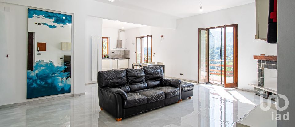 Villa Bifamiliare 13 locali di 190 m² in Ceranesi (16014)