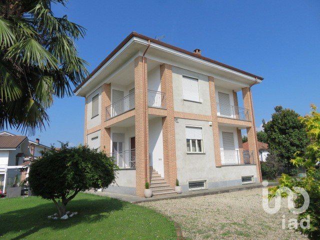 Farm 7 rooms of 254 m² in Scalenghe (10060)