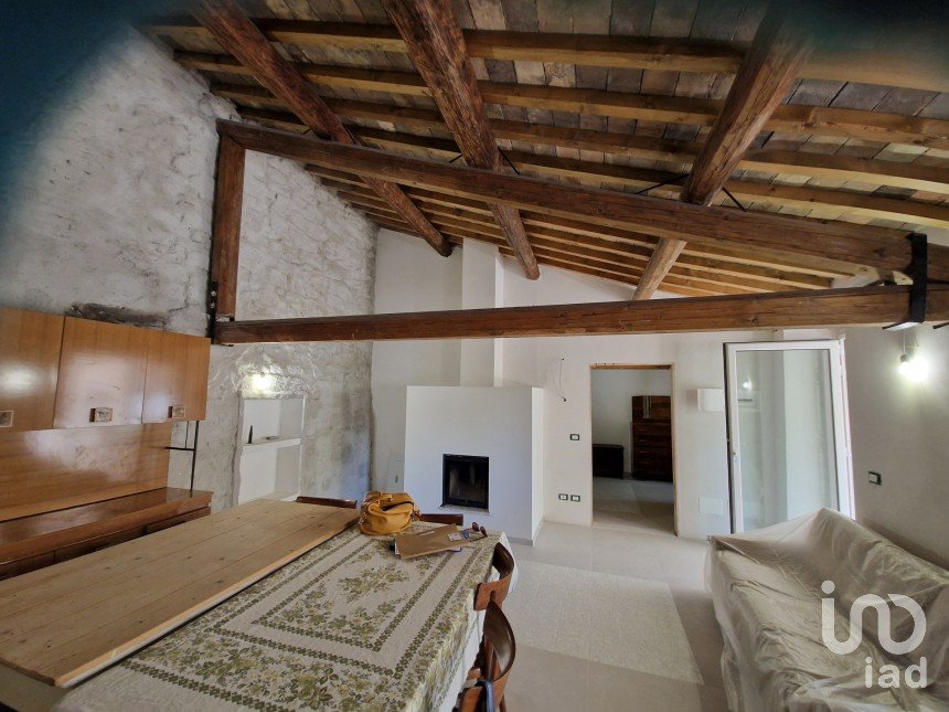Village house 7 rooms of 70 m² in Alanno (65020)