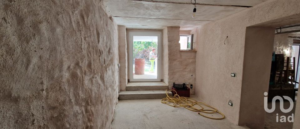 Village house 7 rooms of 70 m² in Alanno (65020)