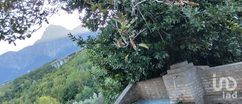 Casa di paese 14 locali di 220 m² in Colledara (64042)