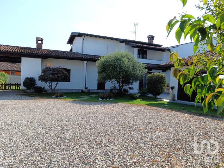 Casale 5 locali di 196 m² in Gambolò (27033)