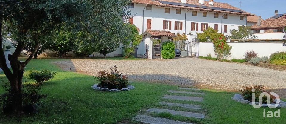 Casale 5 locali di 196 m² in Gambolò (27033)