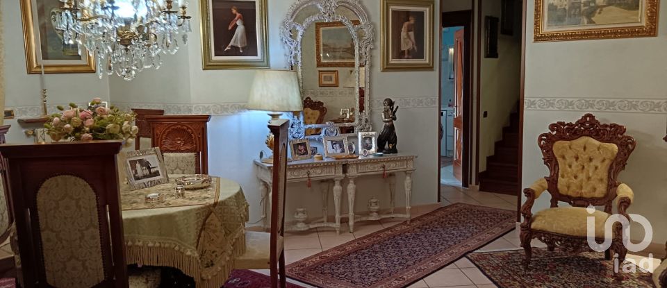 Casale 5 locali di 196 m² in Gambolò (27033)