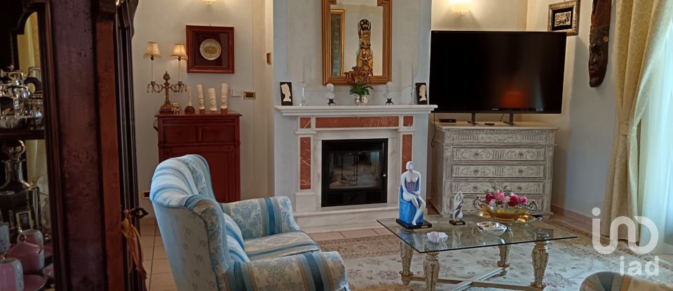 Casale 5 locali di 196 m² in Gambolò (27033)