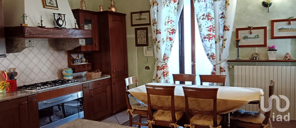 Casale 5 locali di 196 m² in Gambolò (27033)