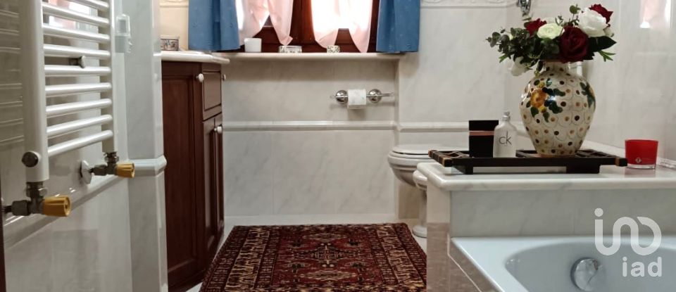 Casale 5 locali di 196 m² in Gambolò (27033)