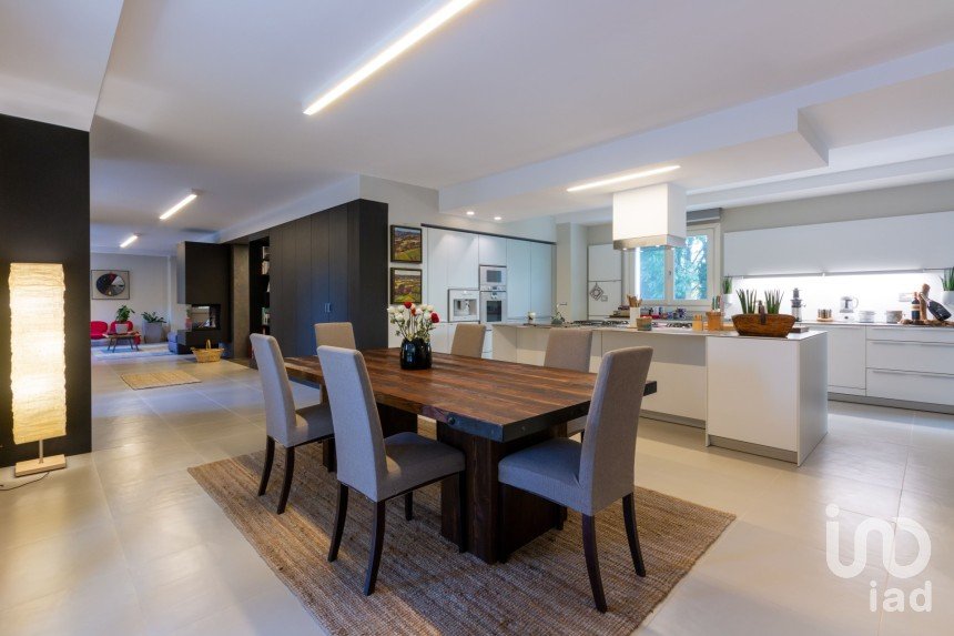 House 8 rooms of 300 m² in La Cassa (10040)