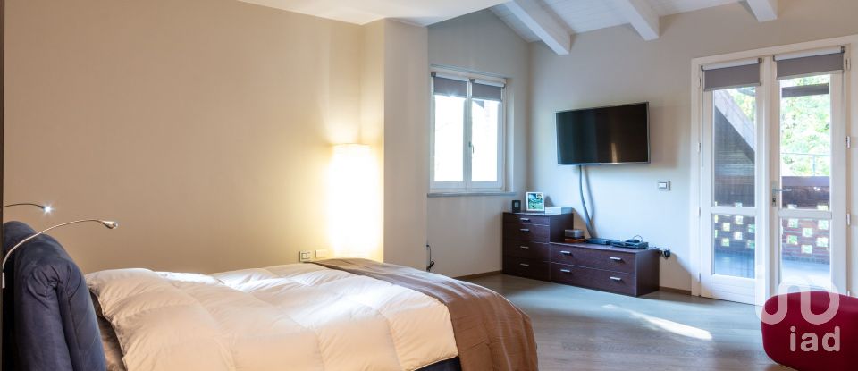 House 8 rooms of 300 m² in La Cassa (10040)