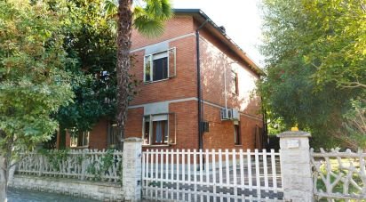 Casale 10 locali di 269 m² in Carpi (41012)