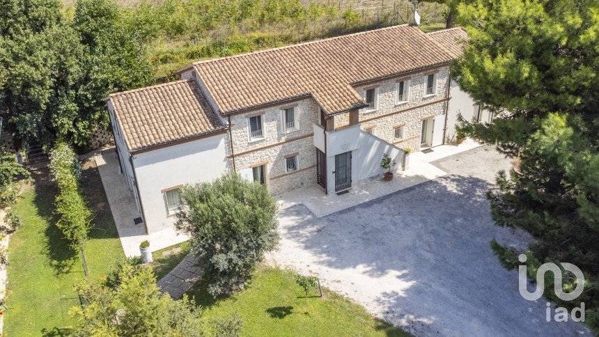 Casa indipendente 18 locali di 600 m² in Ancona (60129)