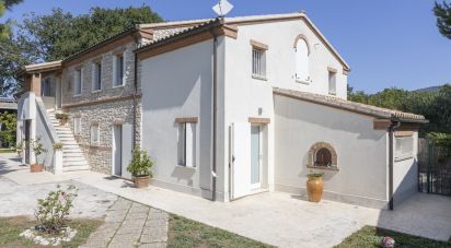 Townhouse 18 rooms of 600 m² in Ancona (60129)