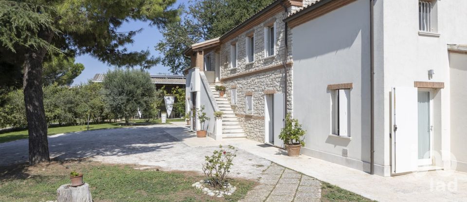 Casa indipendente 18 locali di 600 m² in Ancona (60129)