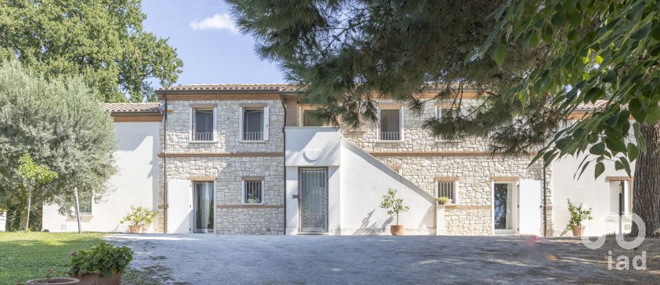 Casa indipendente 18 locali di 600 m² in Ancona (60129)