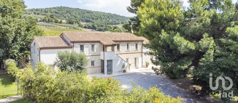 Casa indipendente 18 locali di 600 m² in Ancona (60129)