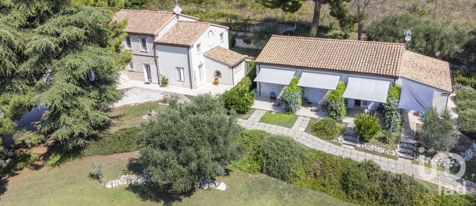 Casa indipendente 18 locali di 600 m² in Ancona (60129)