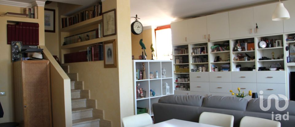 Traditional house 2 rooms of 66 m² in Roma (00124)