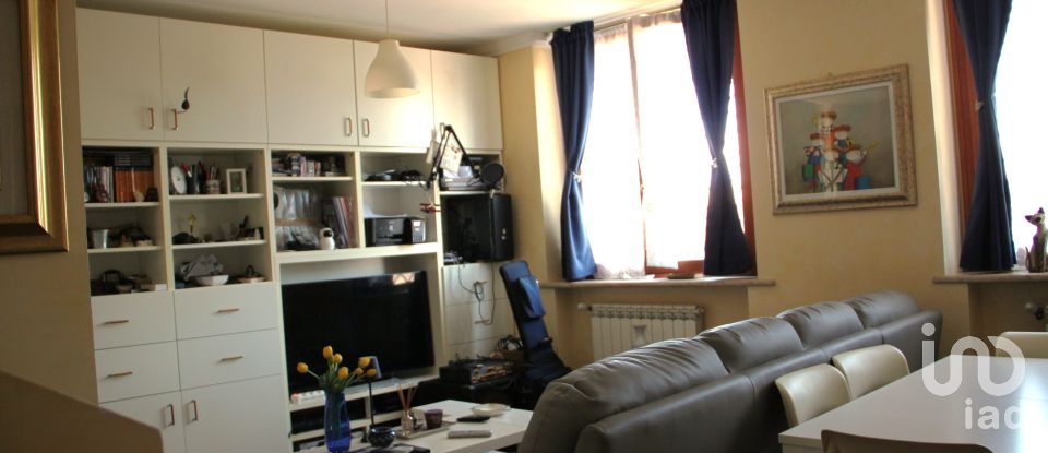 Traditional house 2 rooms of 66 m² in Roma (00124)