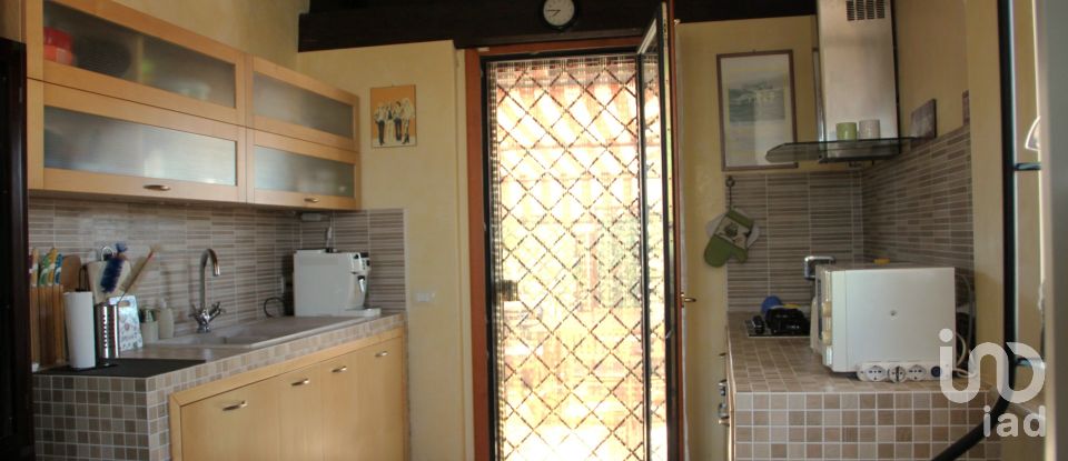 Traditional house 2 rooms of 66 m² in Roma (00124)