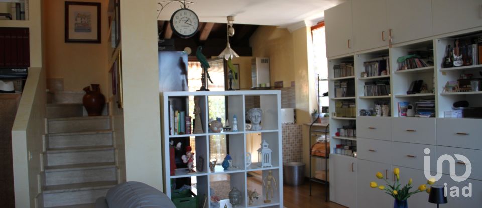 Traditional house 2 rooms of 66 m² in Roma (00124)