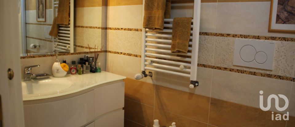 Traditional house 2 rooms of 66 m² in Roma (00124)