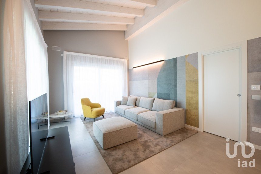 Casale 6 locali di 130 m² in Desenzano del Garda (25015)
