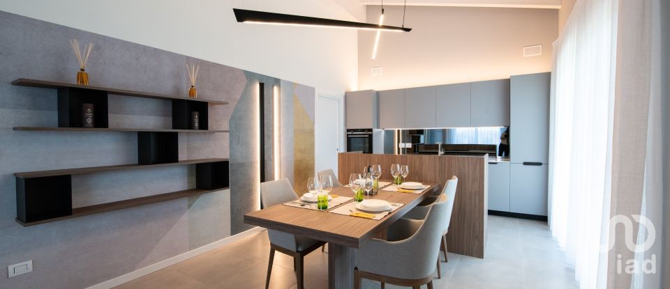 Casale 6 locali di 130 m² in Desenzano del Garda (25015)