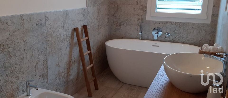 Casale 6 locali di 130 m² in Desenzano del Garda (25015)