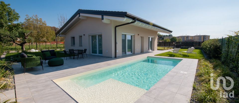 Casale 6 locali di 130 m² in Desenzano del Garda (25015)