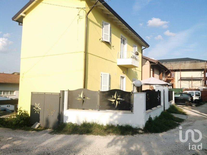 Casale 3 locali di 180 m² in Ghedi (25016)