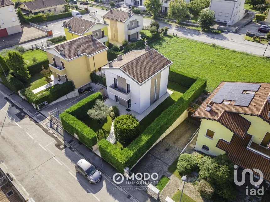 Casa indipendente 7 locali di 220 m² in Dueville (36031)
