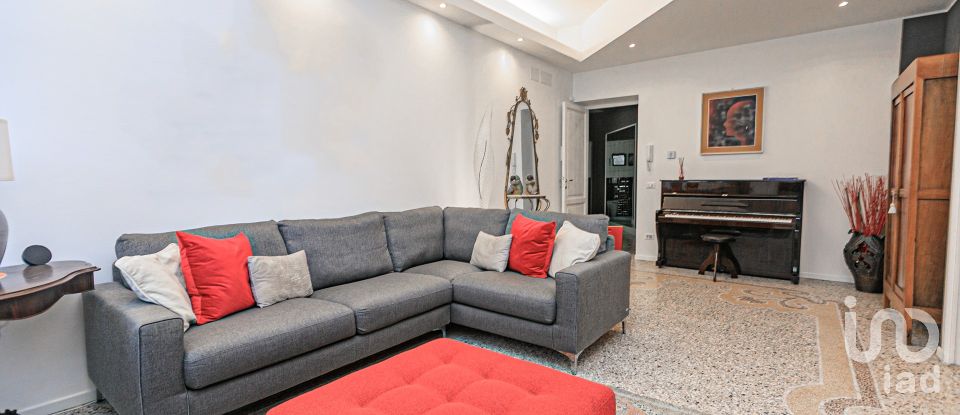 Apartment 15 rooms of 288 m² in Genova (16122)